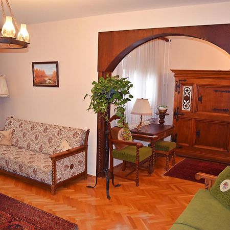 Belvarosi Classic Apartman 85 Square Meters Сомбатели Екстериор снимка