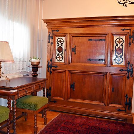 Belvarosi Classic Apartman 85 Square Meters Сомбатели Екстериор снимка
