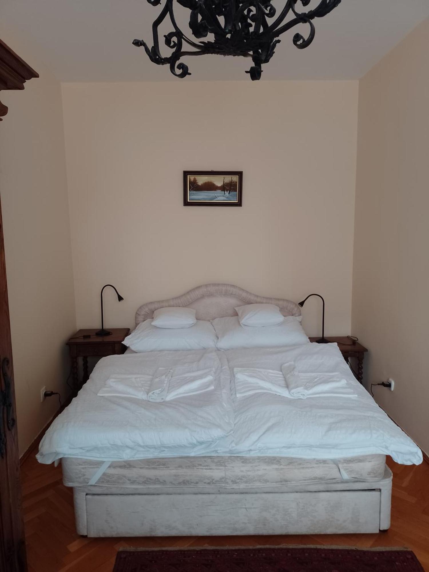 Belvarosi Classic Apartman 85 Square Meters Сомбатели Екстериор снимка