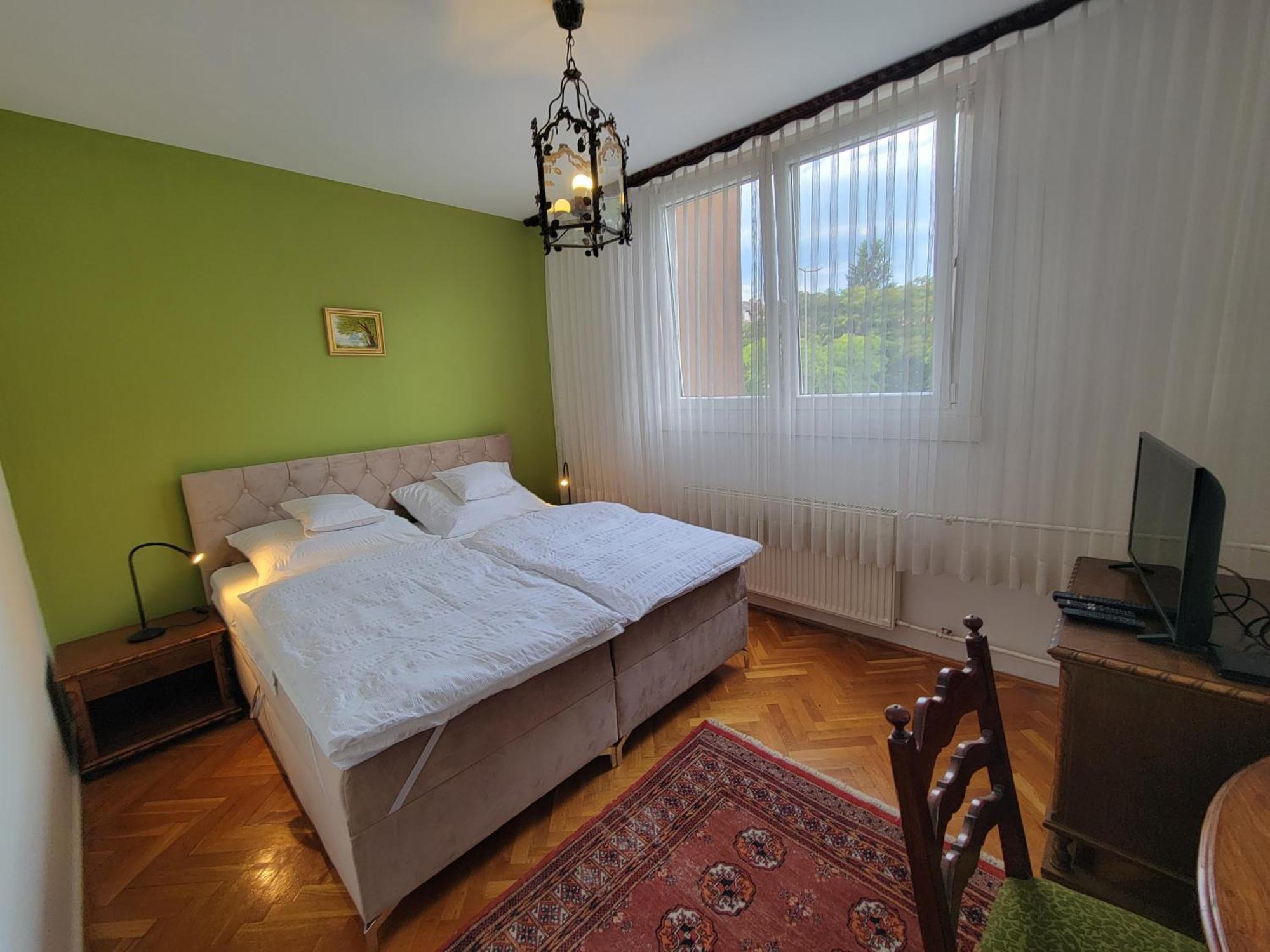 Belvarosi Classic Apartman 85 Square Meters Сомбатели Екстериор снимка