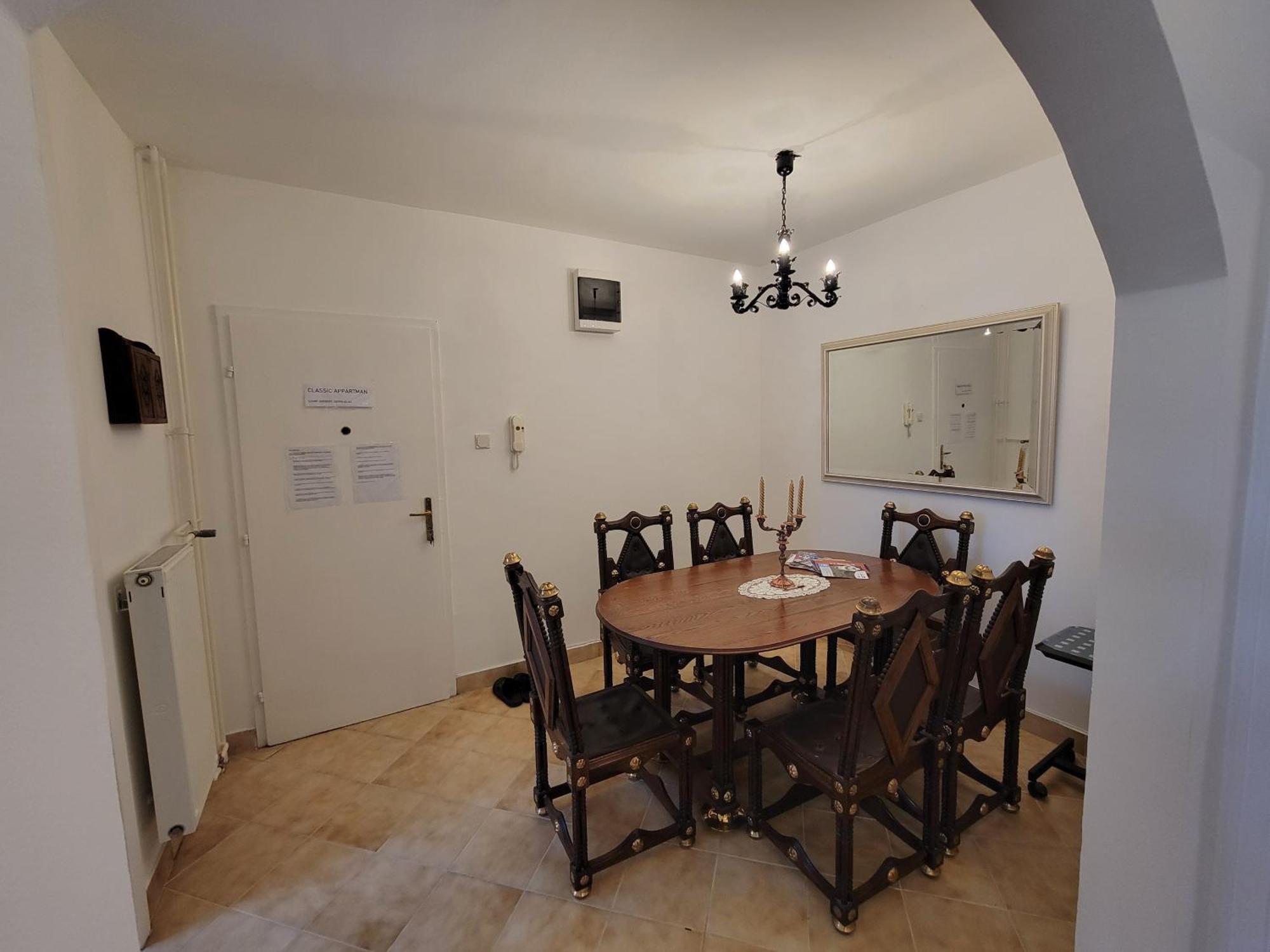Belvarosi Classic Apartman 85 Square Meters Сомбатели Екстериор снимка