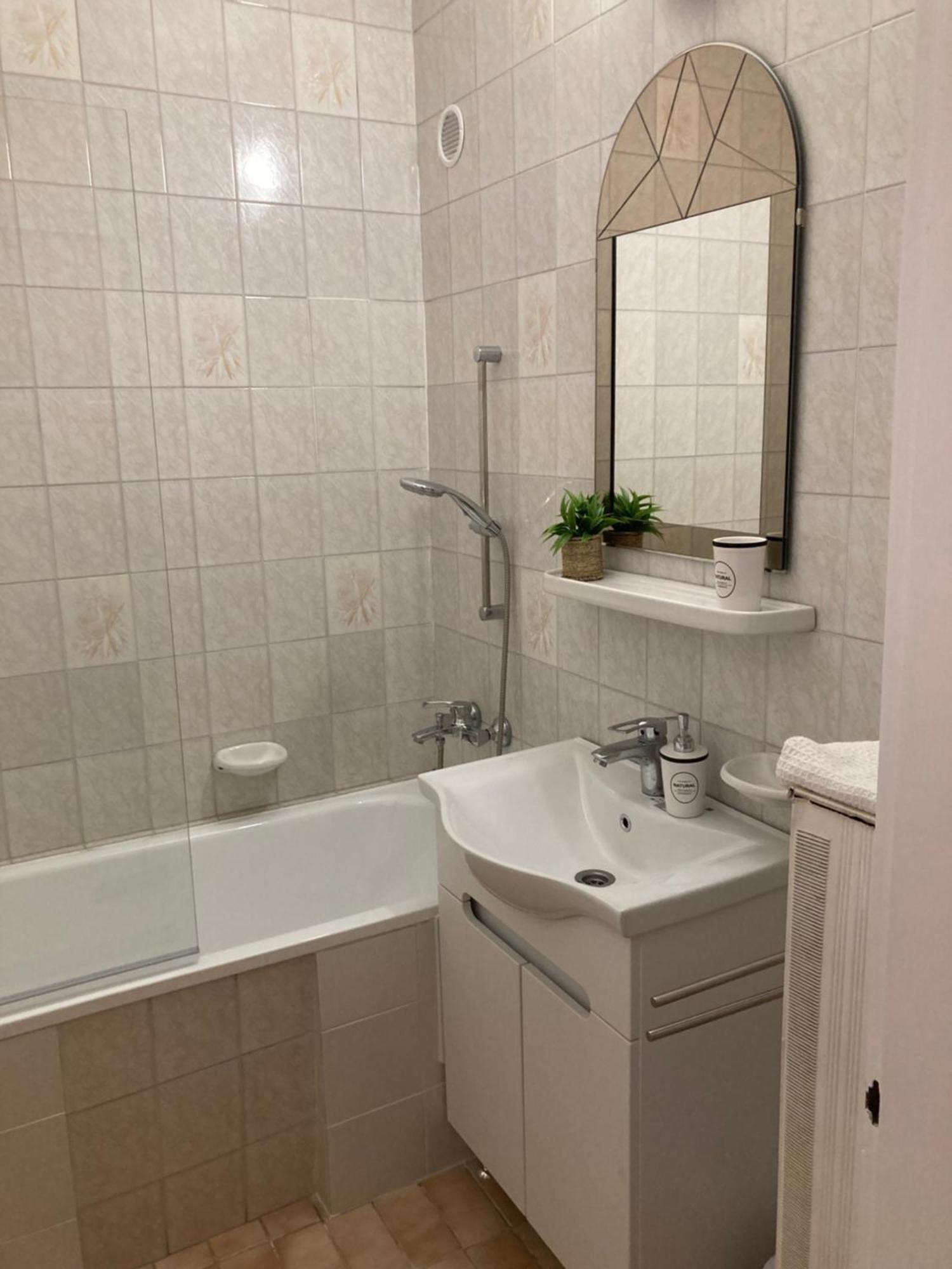 Belvarosi Classic Apartman 85 Square Meters Сомбатели Екстериор снимка