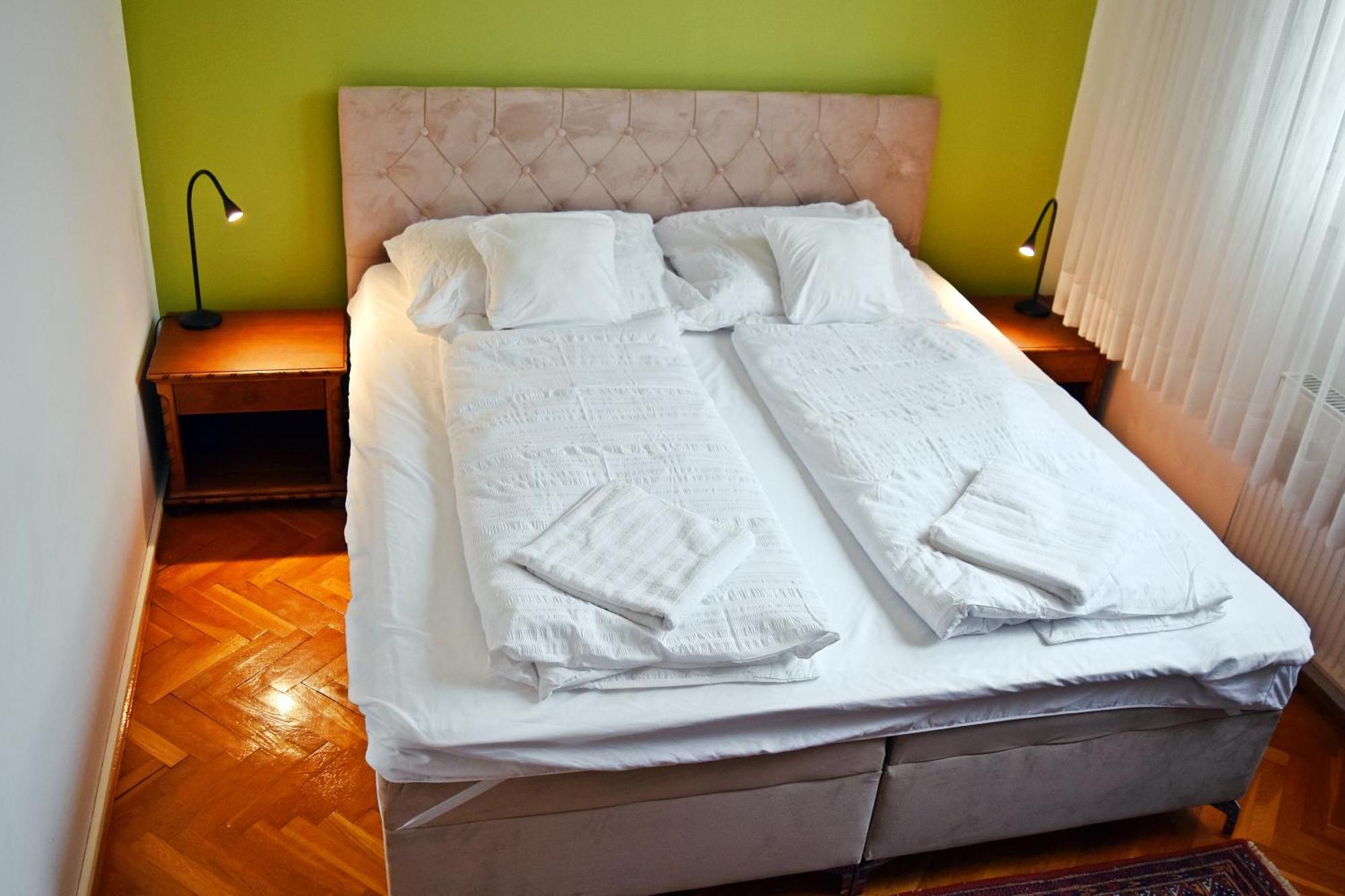 Belvarosi Classic Apartman 85 Square Meters Сомбатели Екстериор снимка