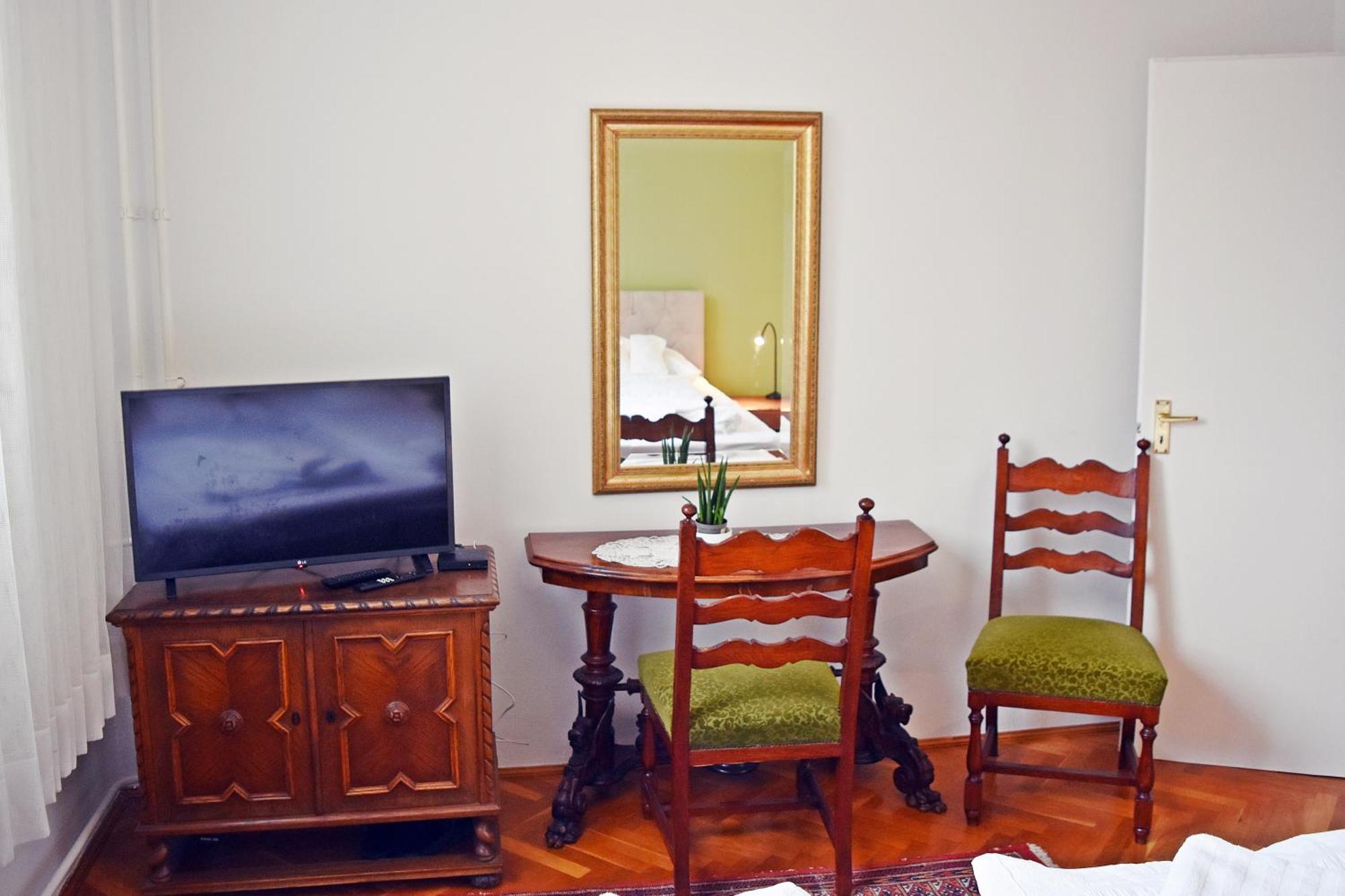 Belvarosi Classic Apartman 85 Square Meters Сомбатели Екстериор снимка