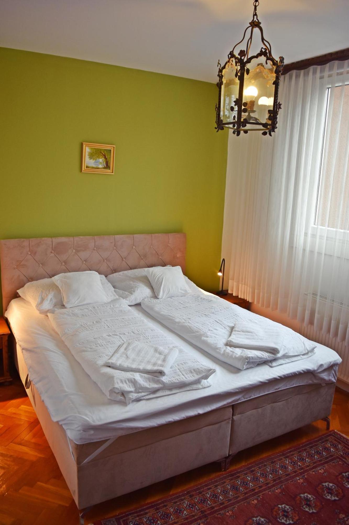 Belvarosi Classic Apartman 85 Square Meters Сомбатели Екстериор снимка