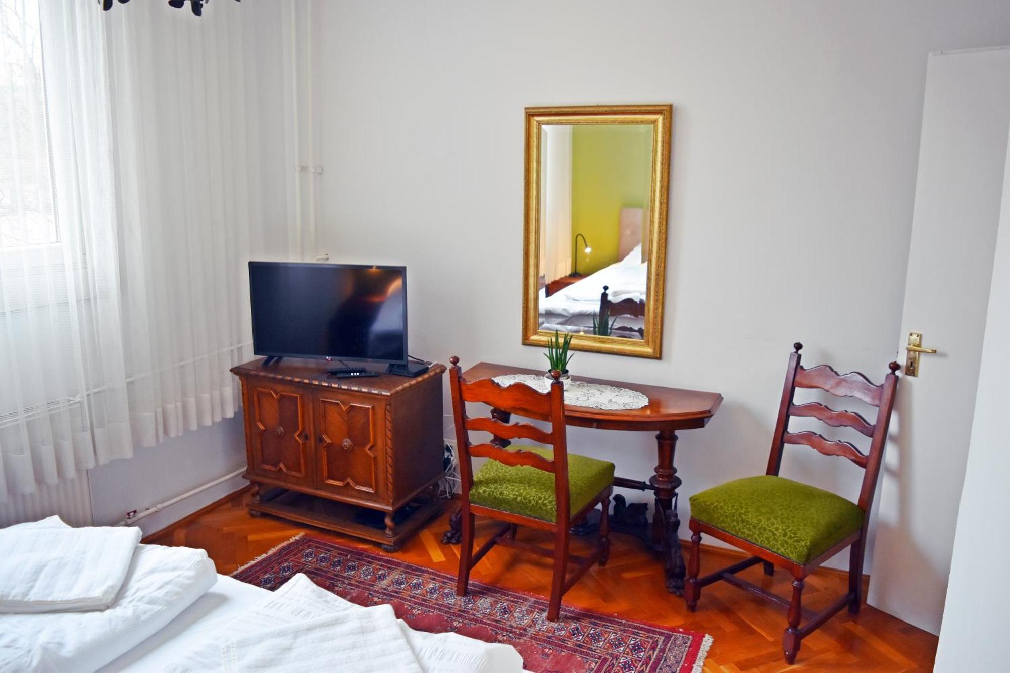 Belvarosi Classic Apartman 85 Square Meters Сомбатели Екстериор снимка