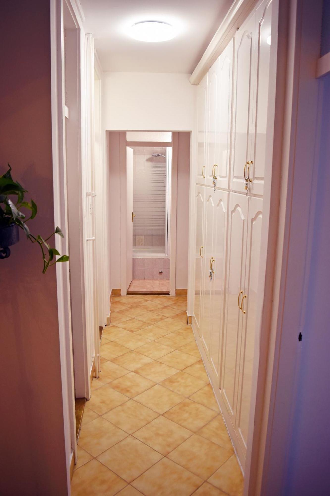 Belvarosi Classic Apartman 85 Square Meters Сомбатели Екстериор снимка