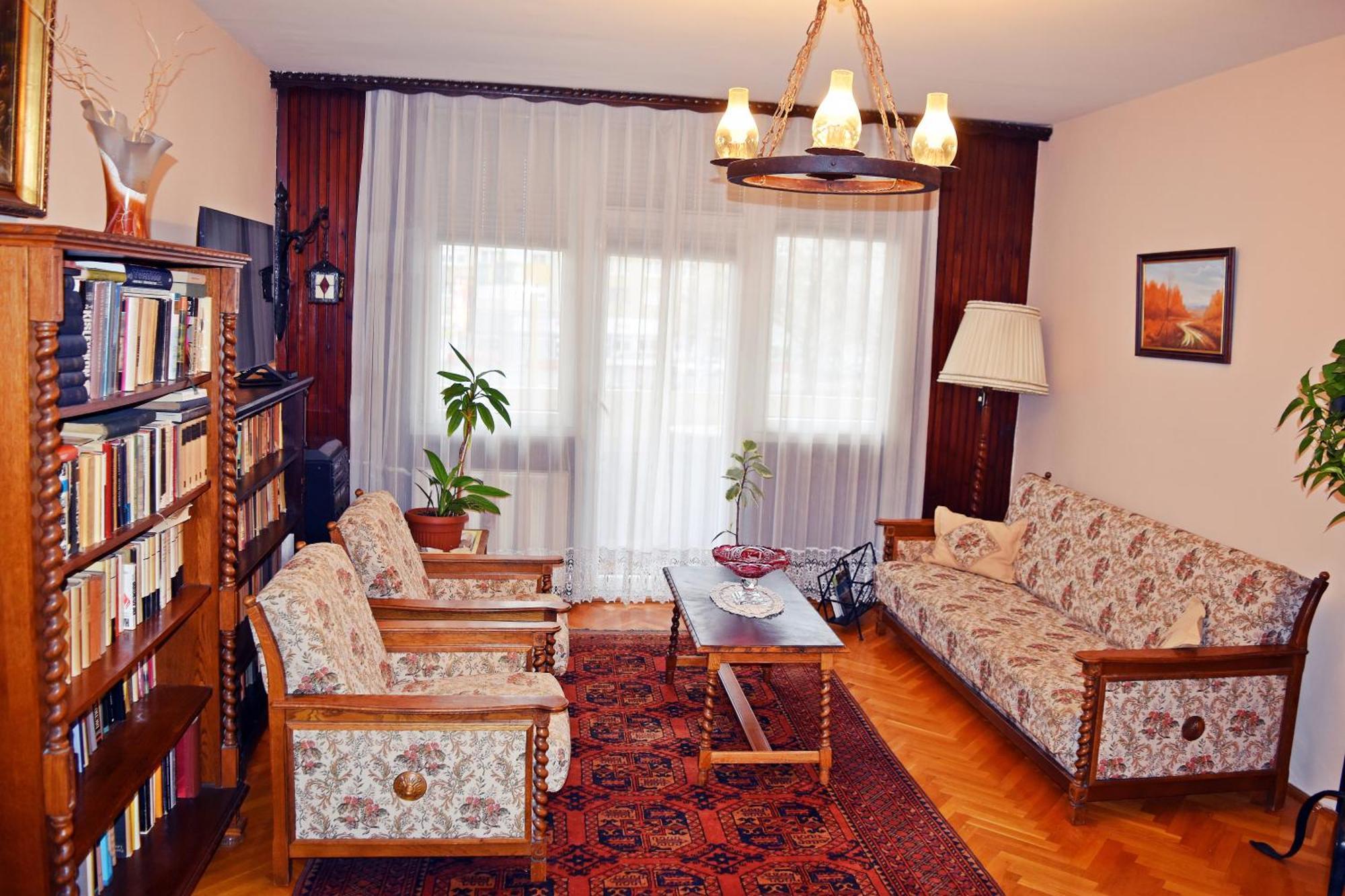 Belvarosi Classic Apartman 85 Square Meters Сомбатели Екстериор снимка