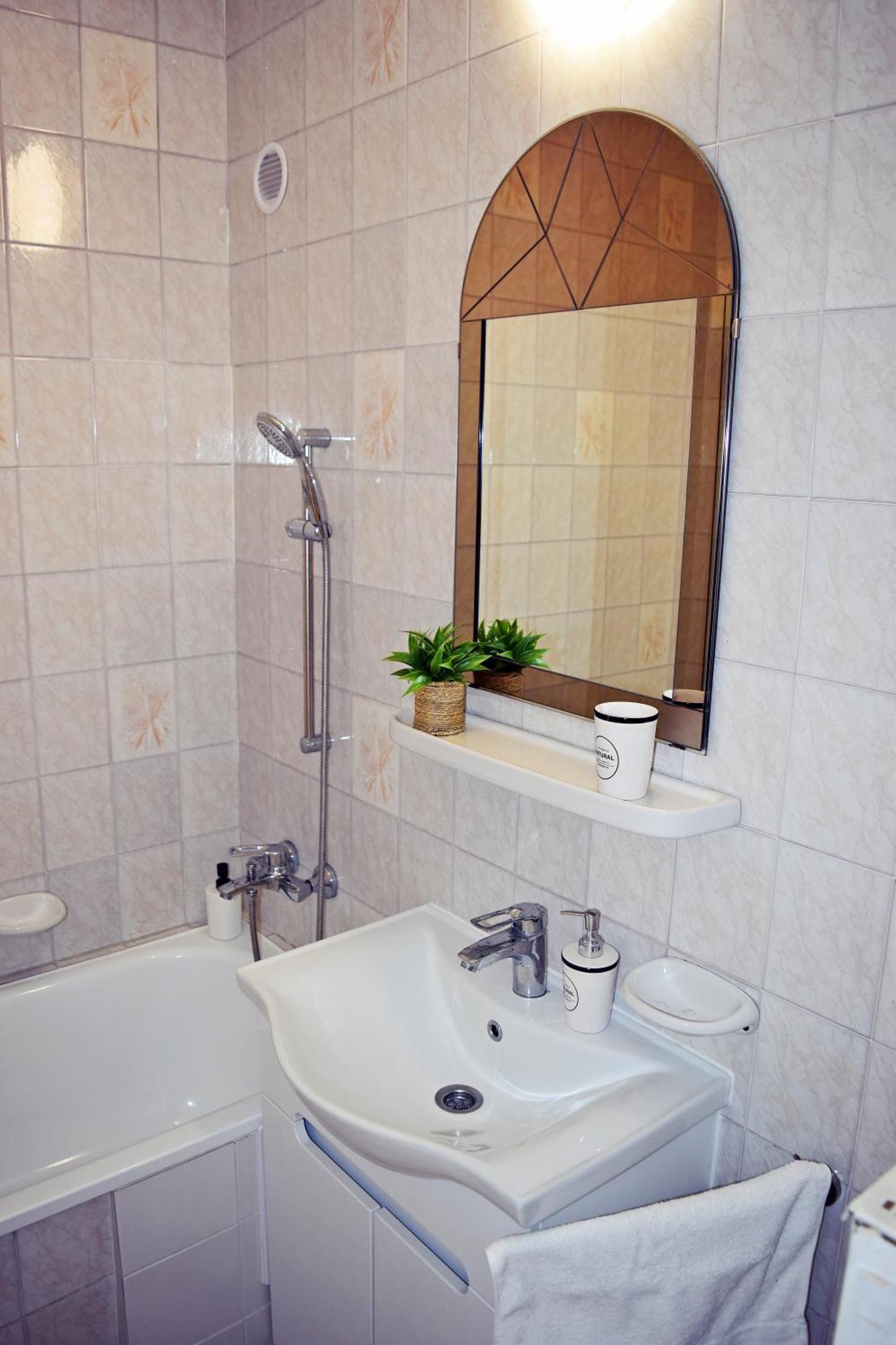 Belvarosi Classic Apartman 85 Square Meters Сомбатели Екстериор снимка