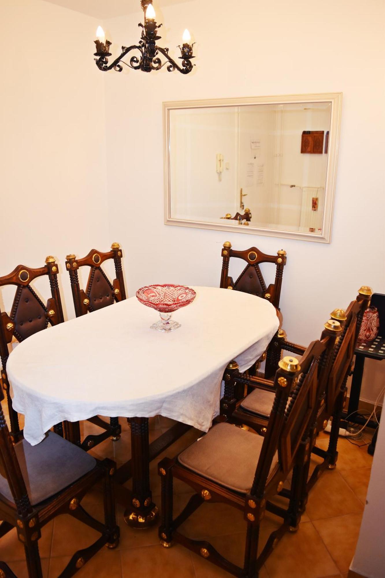 Belvarosi Classic Apartman 85 Square Meters Сомбатели Екстериор снимка