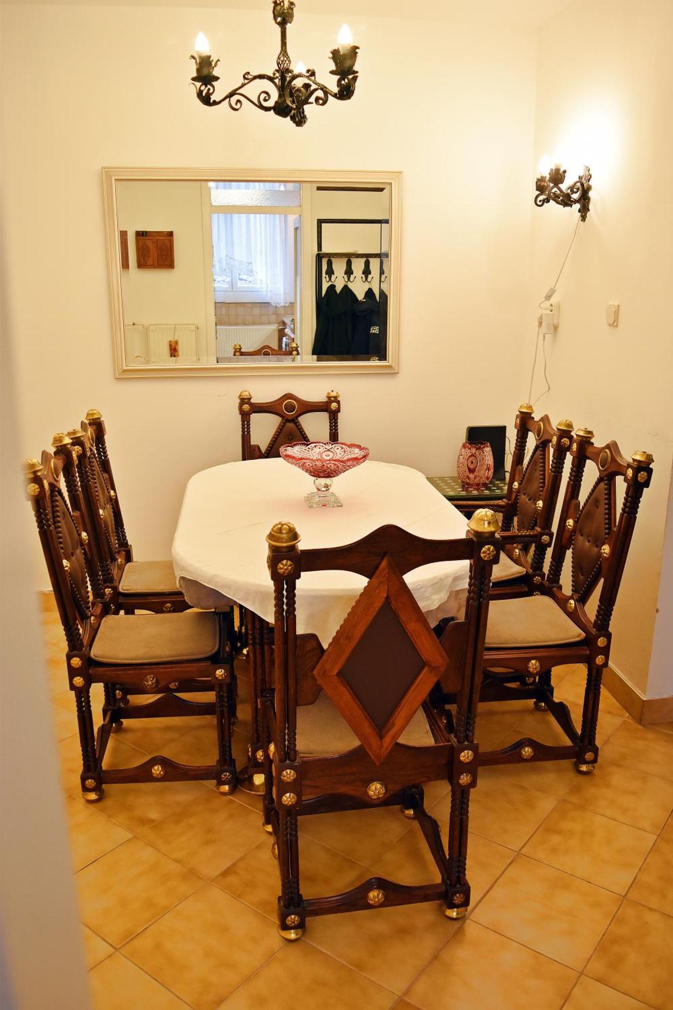 Belvarosi Classic Apartman 85 Square Meters Сомбатели Екстериор снимка